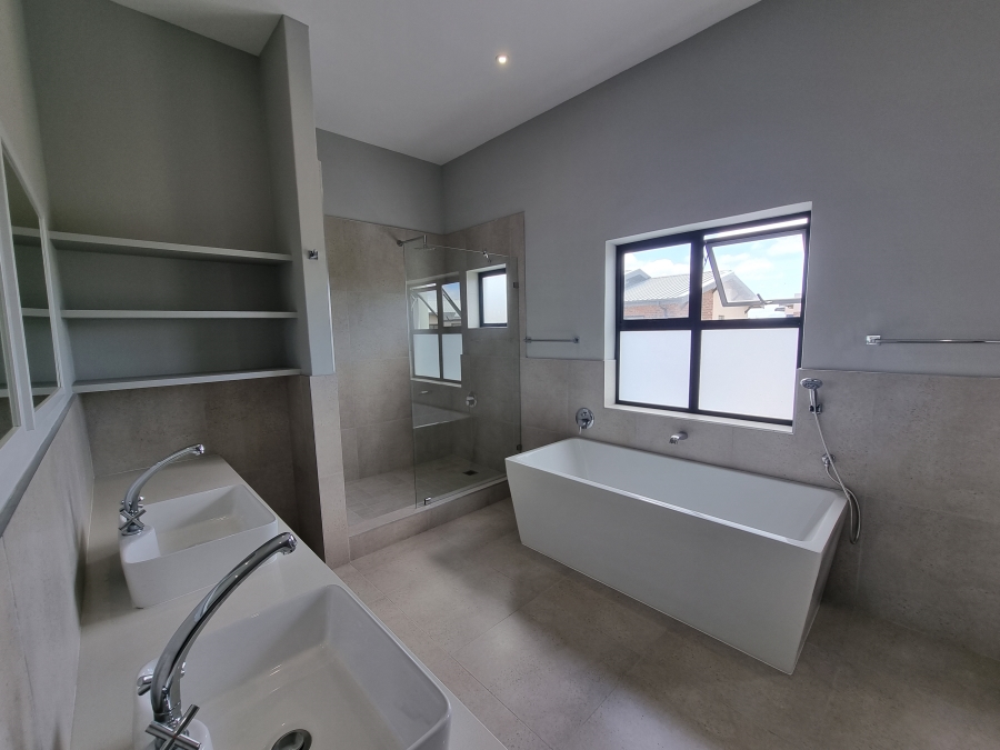 To Let 4 Bedroom Property for Rent in Royal Ascot Western Cape